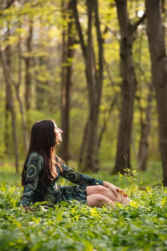 Ragazza seduta in un bosco