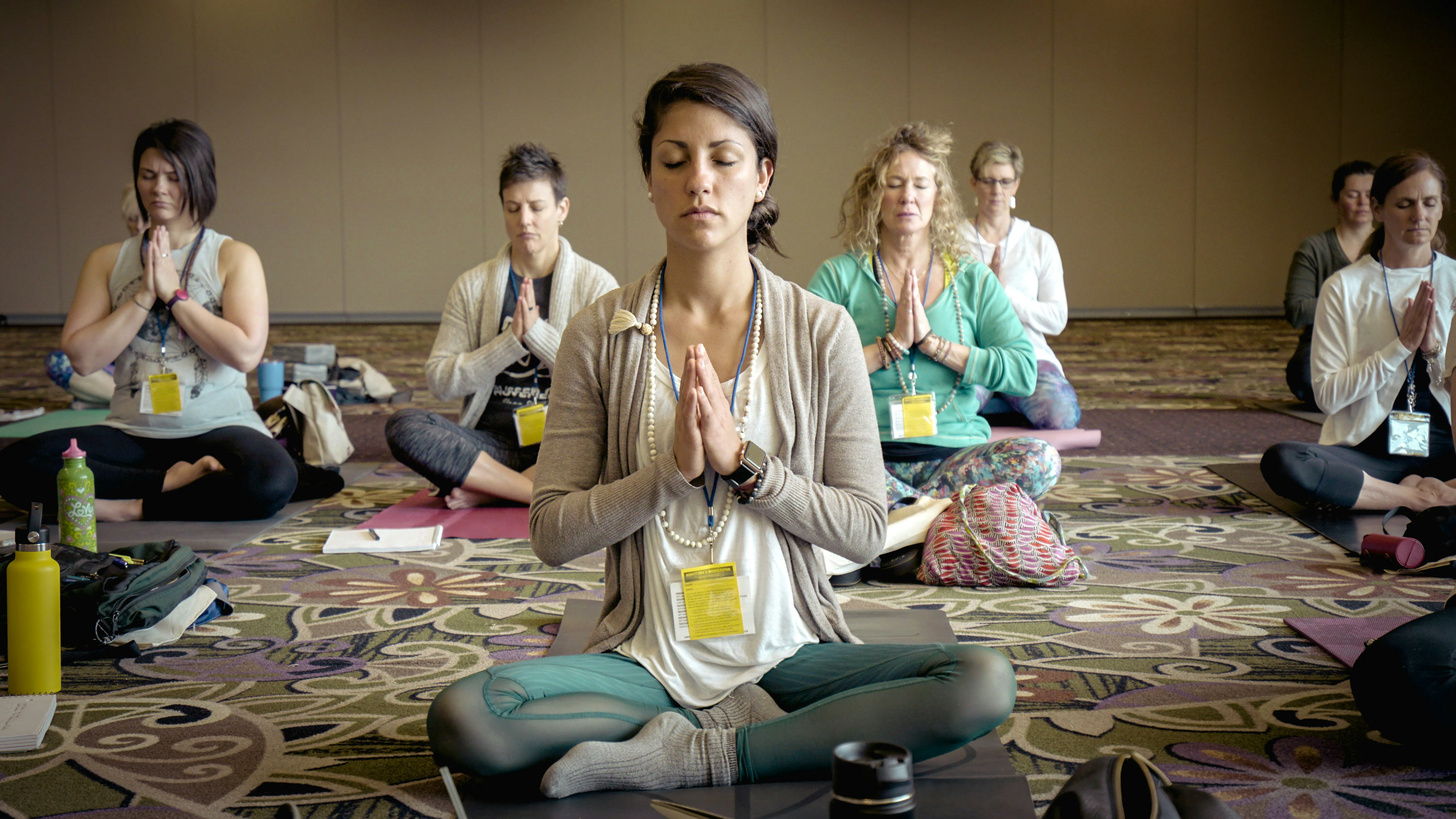 Gruppo di ragazze che meditano
